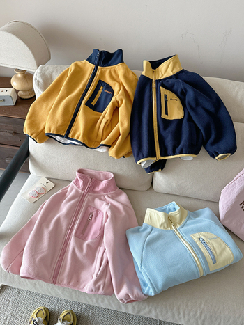Raktáron: 2025-ös gyerek téli kabát színblokkokkal és zsebekkel, lányoknak és fiúknak, Rice Grain Composite Fleece Top