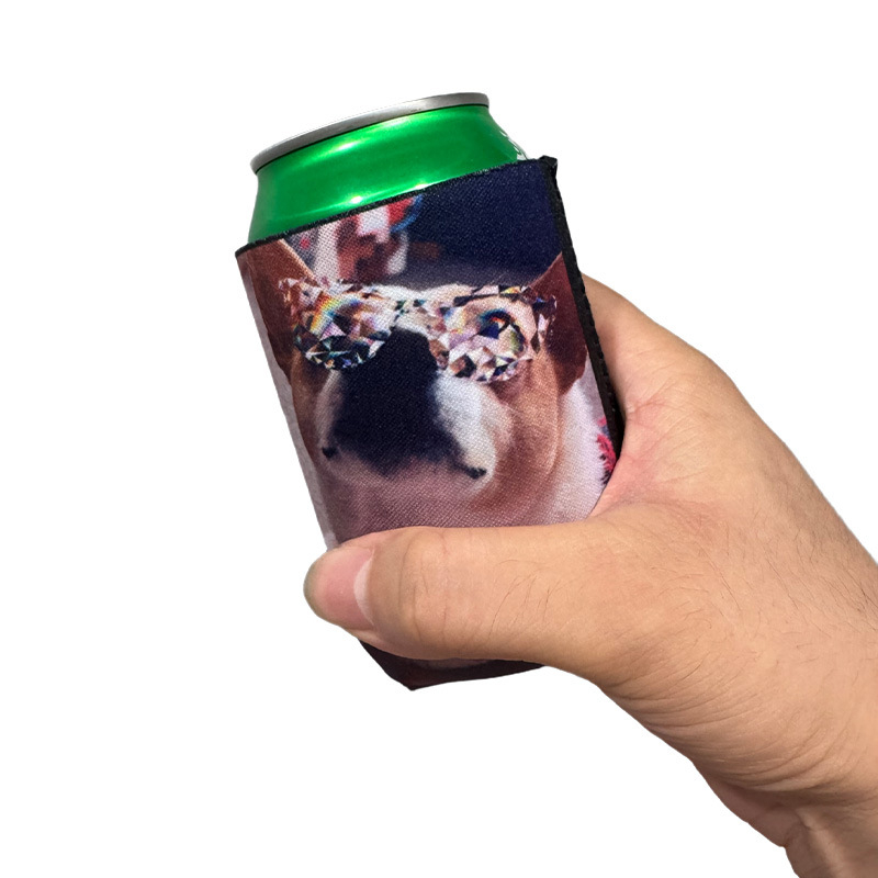 Manșete din pânză personalizate pentru doze de bere și cola, stil european și american, izolate pentru a proteja mâinile de frig.