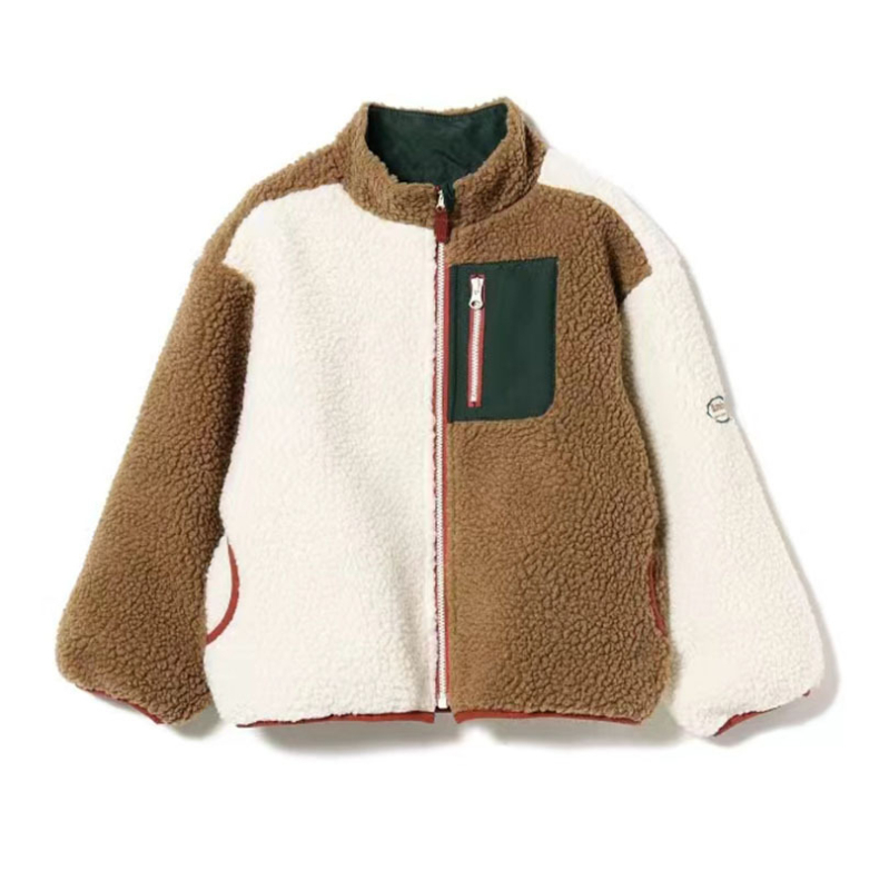 Gyerekeknek készült téli kabát fleece bélésével, kétoldalas cipzárral és álló gallérral, patchwork mintázattal