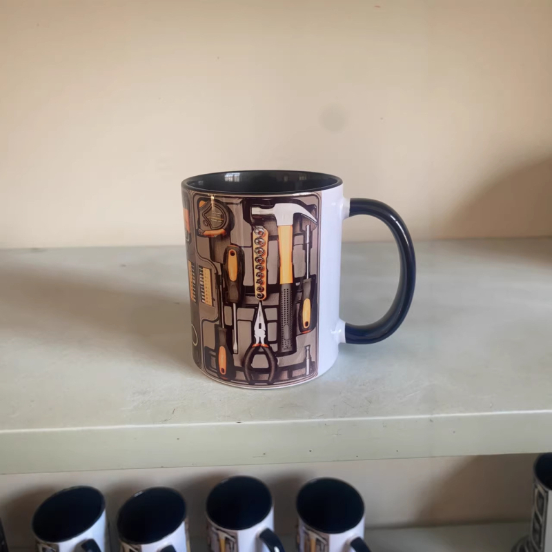 Cană ceramică pentru cafea cu design de trusă de scule pentru mecanici