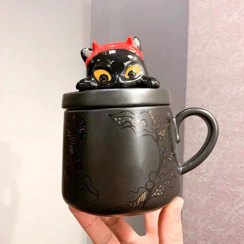 Cană ceramică de Halloween cu capac – Pisică neagră, design Deviruchi pisică-elf