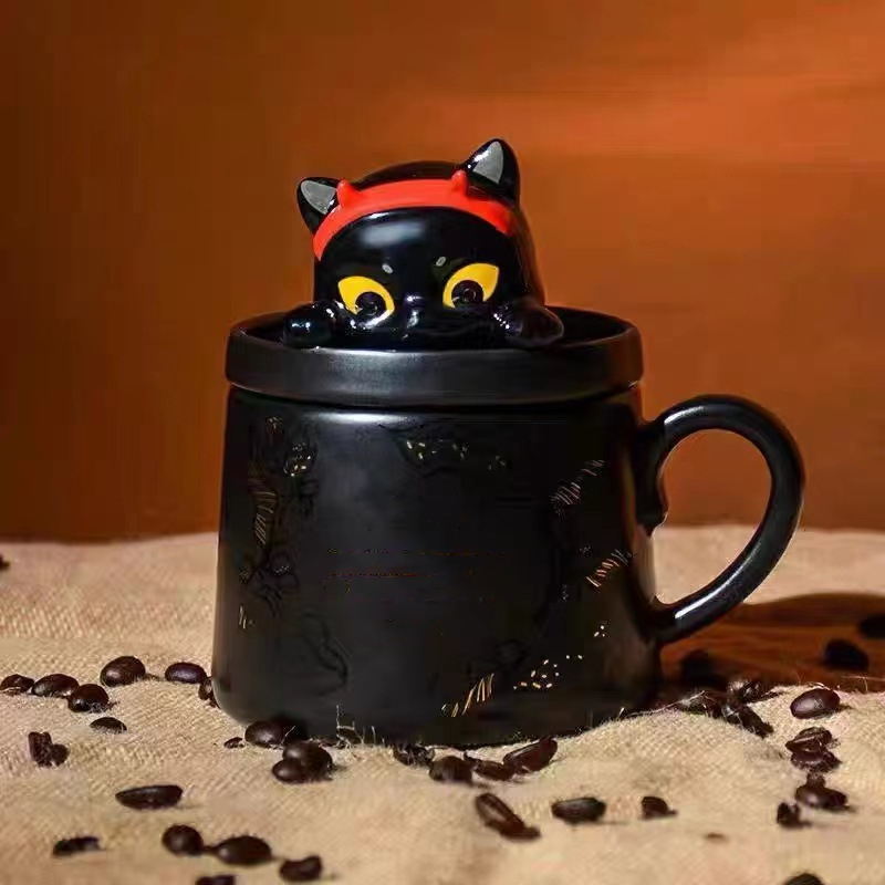 Cană ceramică de Halloween cu capac – Pisică neagră, design Deviruchi pisică-elf
