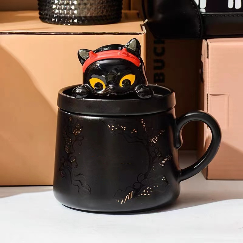Cană ceramică de Halloween cu capac – Pisică neagră, design Deviruchi pisică-elf