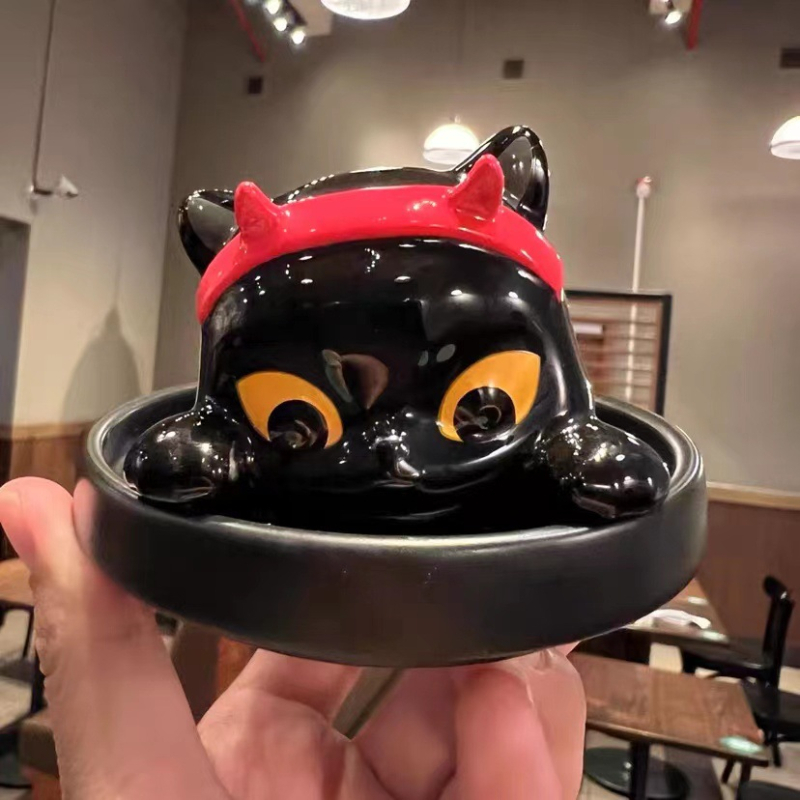 Cană ceramică de Halloween cu capac – Pisică neagră, design Deviruchi pisică-elf
