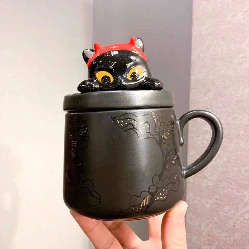 Cană ceramică de Halloween cu capac – Pisică neagră, design Deviruchi pisică-elf