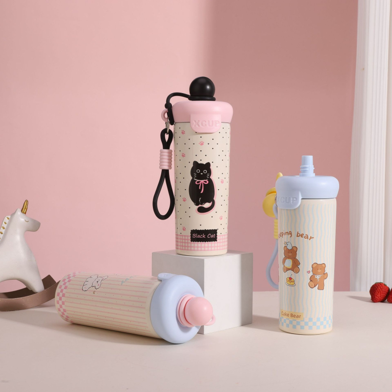 Cană termică drăguță cu minge plutitoare în design desen animat, din oțel inoxidabil 316, portabilă cu curea și pai, 600 ml