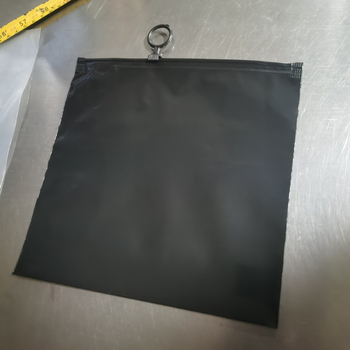 Sac de haine din PE opac, negru, finisaj mat, versiune orizontală, cu mâner de tragere, pungă cu fermoar auto-sigilantă pentru lenjerie, 50 buc.