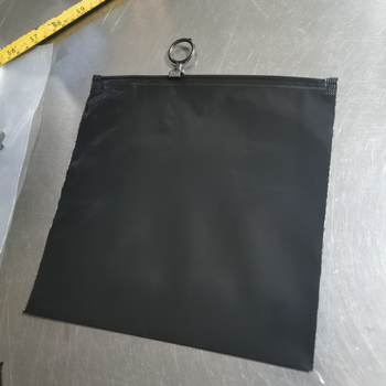 Sac de haine din PE opac, negru, finisaj mat, versiune orizontală, cu mâner de tragere, pungă cu fermoar auto-sigilantă pentru lenjerie, 50 buc.
