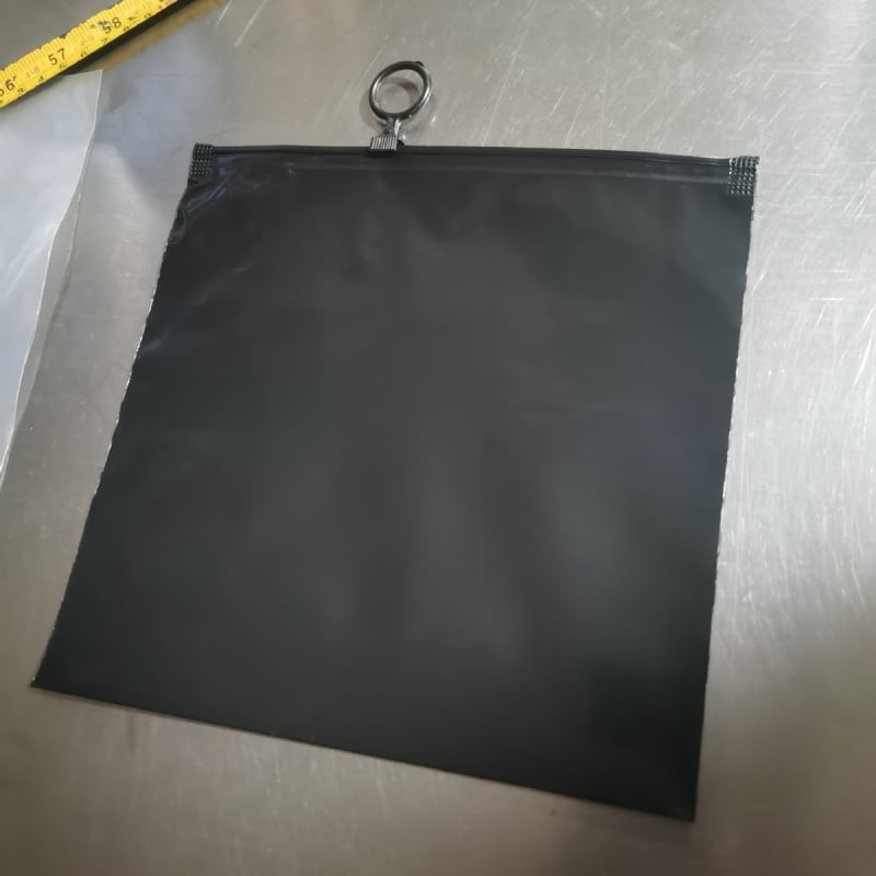 Sac de haine din PE opac, negru, finisaj mat, versiune orizontală, cu mâner de tragere, pungă cu fermoar auto-sigilantă pentru lenjerie, 50 buc.