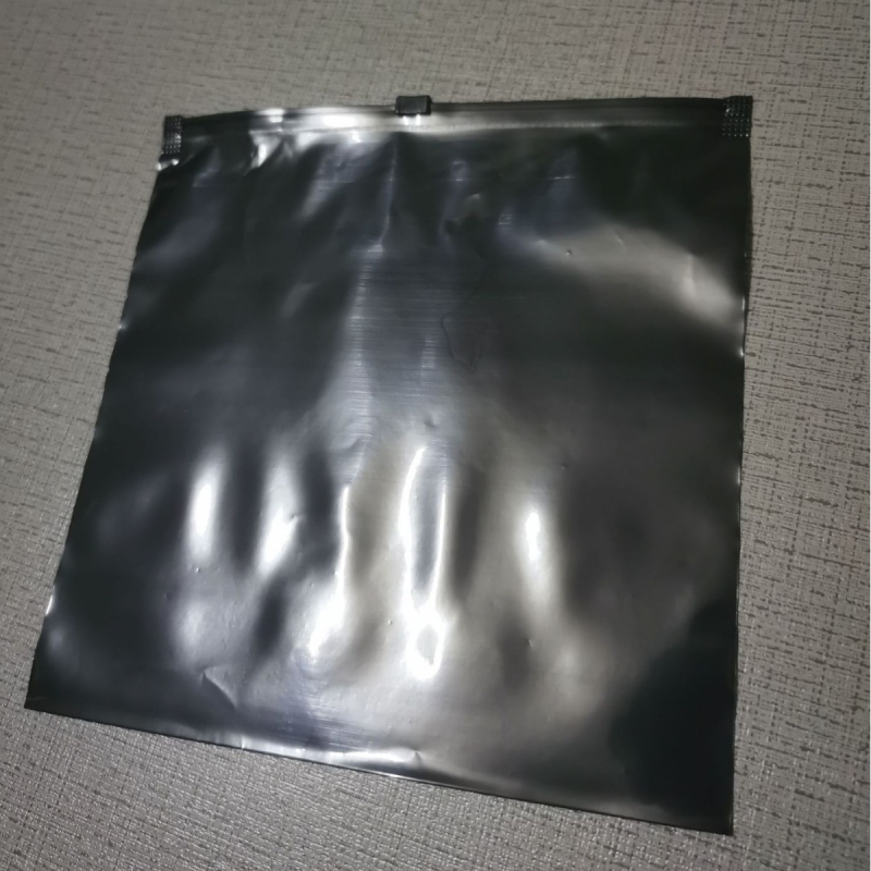 Sac de haine din PE opac, negru, finisaj mat, versiune orizontală, cu mâner de tragere, pungă cu fermoar auto-sigilantă pentru lenjerie, 50 buc.