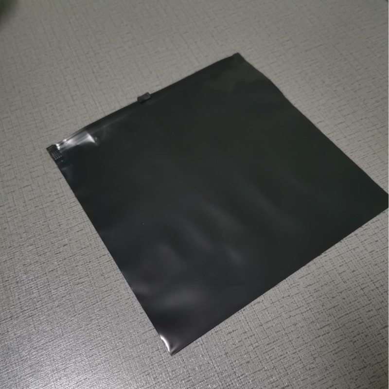 Sac de haine din PE opac, negru, finisaj mat, versiune orizontală, cu mâner de tragere, pungă cu fermoar auto-sigilantă pentru lenjerie, 50 buc.