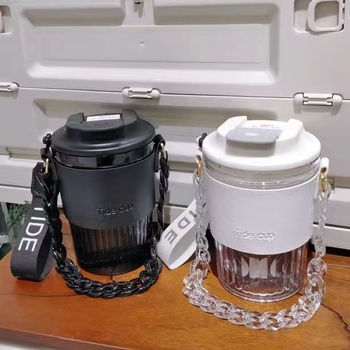 Pahar din plastic, cu mâner, de înaltă calitate, rezistent la temperaturi ridicate și la căderi, ideal pentru cafea cu lapte.