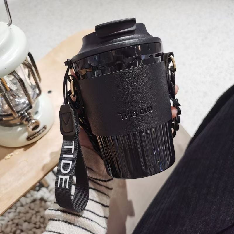 Pahar din plastic, cu mâner, de înaltă calitate, rezistent la temperaturi ridicate și la căderi, ideal pentru cafea cu lapte.