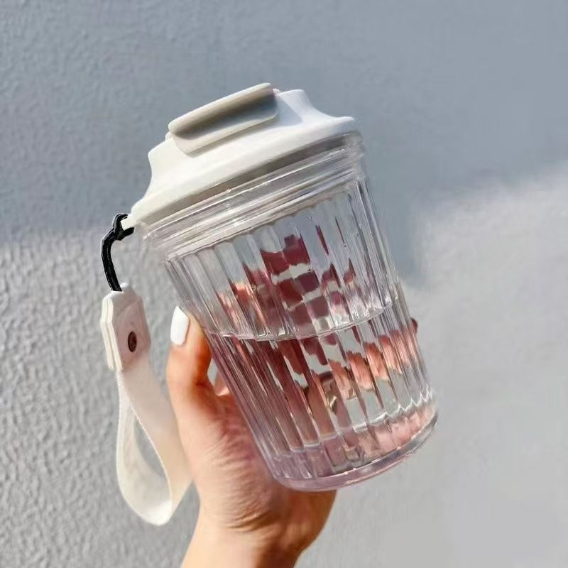 Pahar din plastic, cu mâner, de înaltă calitate, rezistent la temperaturi ridicate și la căderi, ideal pentru cafea cu lapte.