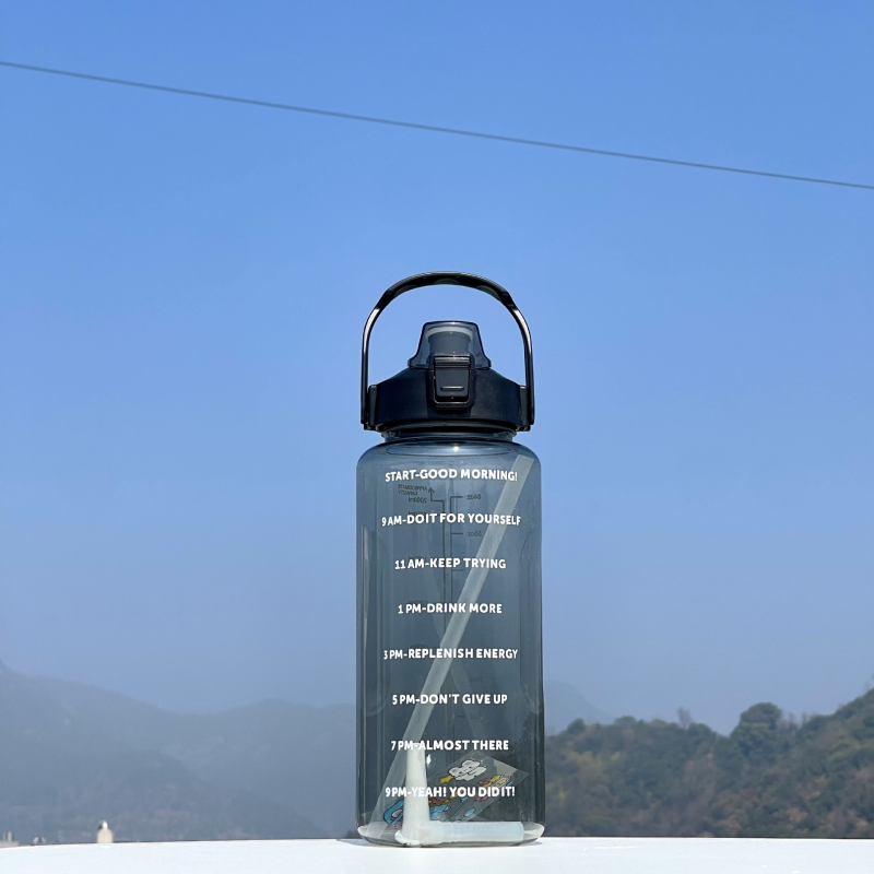 Спортна бутилка за вода 2000 ml с измервателна скала и сламка, пластмасова, устойчива на високи температури, за мъже и жени