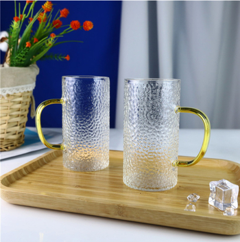 Cană din sticlă borosilicat de înaltă rezistență, cu mâner colorat și textură ciocănită, pentru ceai sau cafea, acasă sau la birou