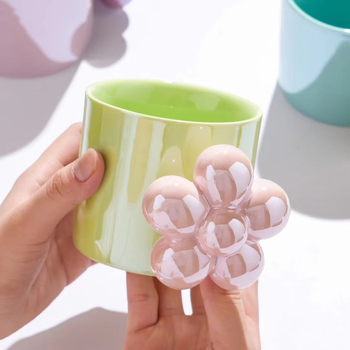 Cană ceramică colorată cu design floral și mâner unic – pentru micul dejun
