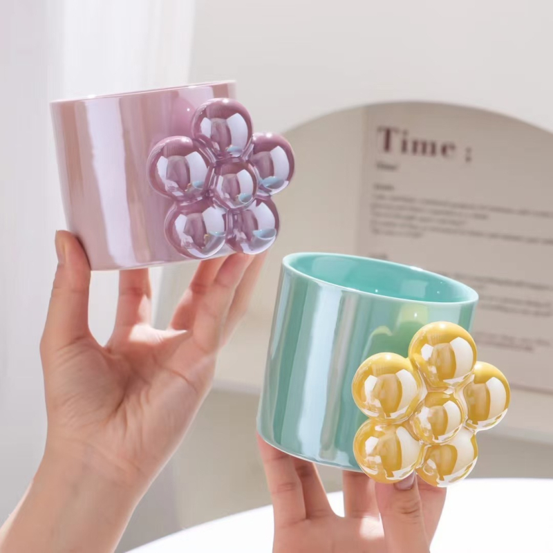 Cană ceramică colorată cu design floral și mâner unic – pentru micul dejun