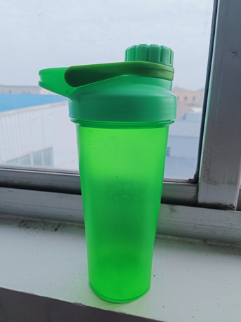 Recipient de amestecare 700 ml, design triunghiular, pentru milkshake, fitness și sport
