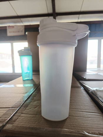 Recipient de amestecare 700 ml, design triunghiular, pentru milkshake, fitness și sport