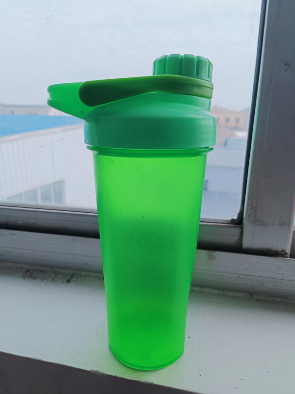 Recipient de amestecare 700 ml, design triunghiular, pentru milkshake, fitness și sport