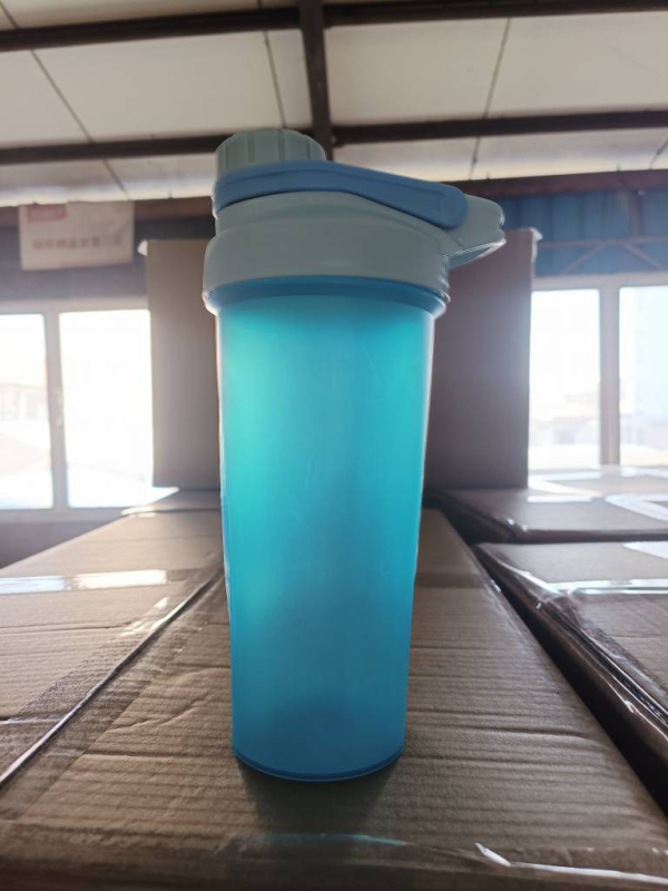 Recipient de amestecare 700 ml, design triunghiular, pentru milkshake, fitness și sport