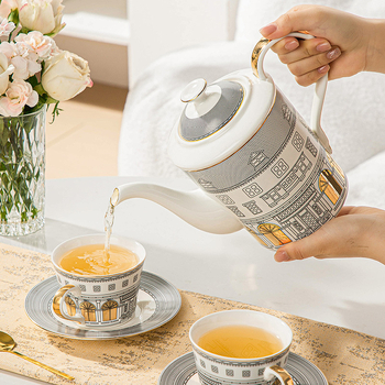 Set ceramic de cafea cu oală de cafea și două căni cu farfurioare, stil lux lejer, model cu dungi
