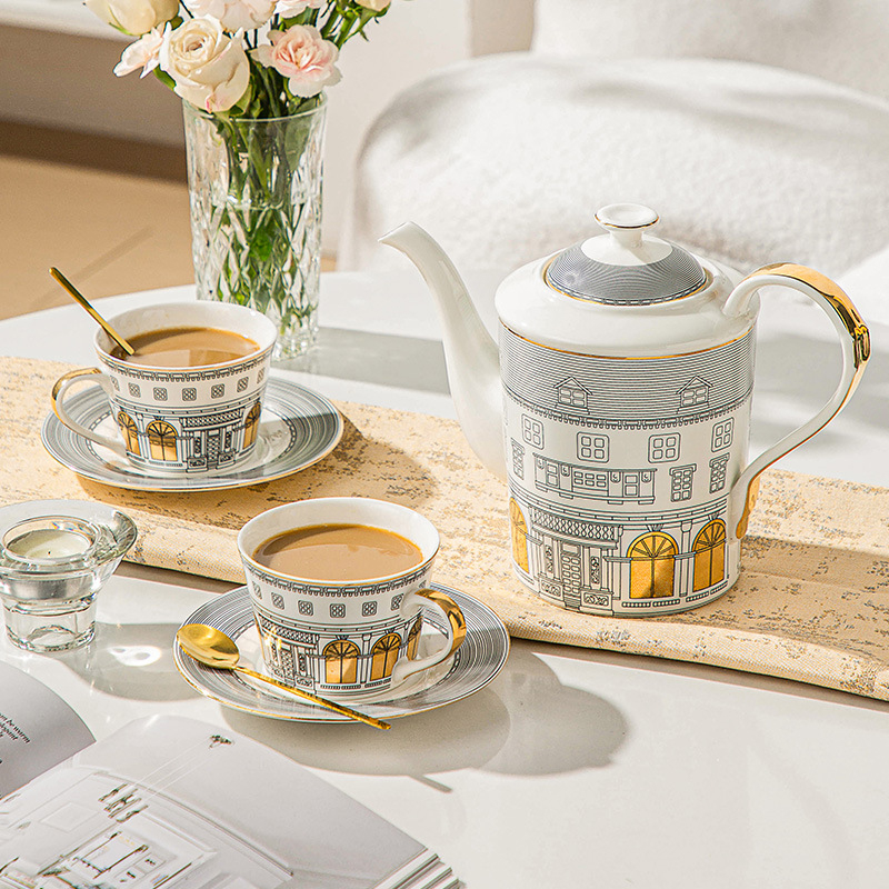 Set ceramic de cafea cu oală de cafea și două căni cu farfurioare, stil lux lejer, model cu dungi