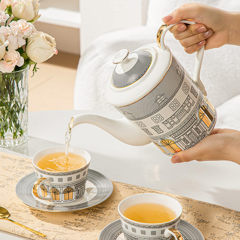 Set ceramic de cafea cu oală de cafea și două căni cu farfurioare, stil lux lejer, model cu dungi