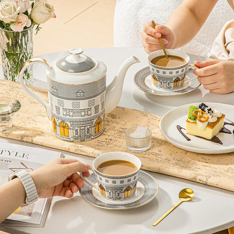 Set ceramic de cafea cu oală de cafea și două căni cu farfurioare, stil lux lejer, model cu dungi