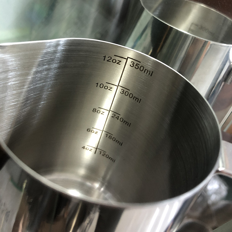 Recipient pentru latte art din oțel inoxidabil 304, cu scară gradată pentru spumă de lapte