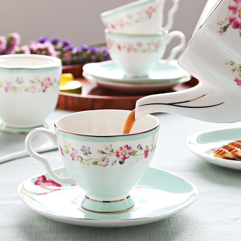 Romantic Manor Set cafea din porțelan de oase, stil european, margine aurie — cești, cafetieră, zaharniță, lapteieră, lingurițe, farfurioare și suport