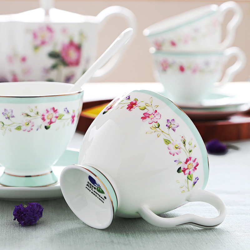 Romantic Manor Set cafea din porțelan de oase, stil european, margine aurie — cești, cafetieră, zaharniță, lapteieră, lingurițe, farfurioare și suport