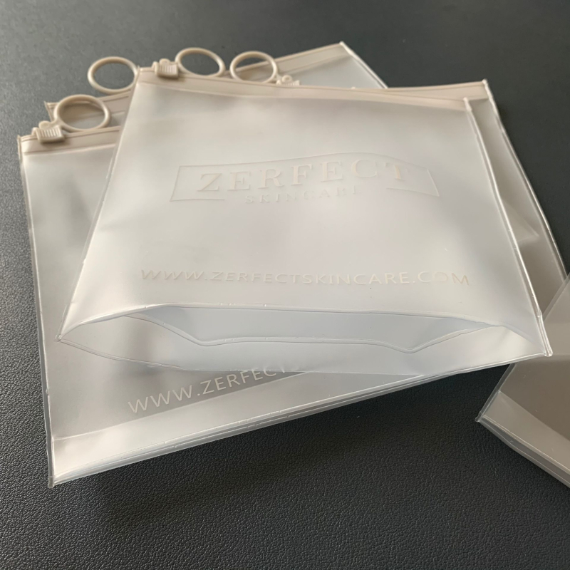 Plic transparent din PVC cu fermoar, pentru bijuterii și obiecte mici; ambalaj auto-sigilant.