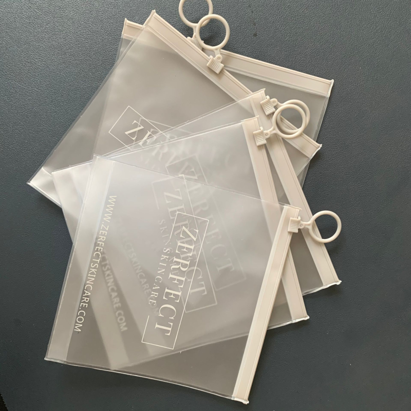 Plic transparent din PVC cu fermoar, pentru bijuterii și obiecte mici; ambalaj auto-sigilant.