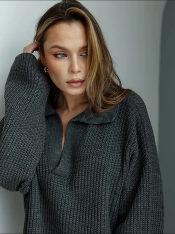 Női oversized kötött polo pulóver, laza szabású és meleg