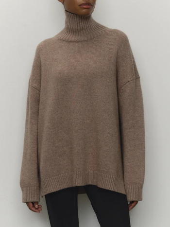 Női oversized pulóver csíkos mintával és magas gallérral, lazított szabás, plusz méret