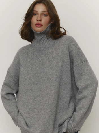 Női oversized pulóver csíkos mintával és magas gallérral, lazított szabás, plusz méret