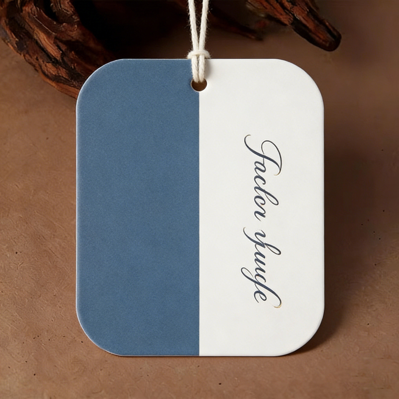 Etichete personalizate pentru haine feminine, cu blocuri de culoare moderne și texturi artistice, finisaj mat, personalizare logo pentru mărci de nișă.