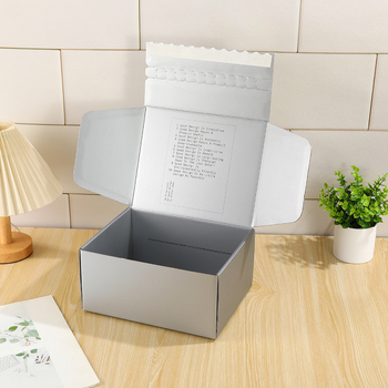 Cutie cadou cu fermoar argintiu-gri pentru haine și lenjerie, ambalaj rigid din carton ondulat, dimensiuni 200x130x65 mm, 250x200x120 mm, 240x200x80 mm, 180x195x80 mm.