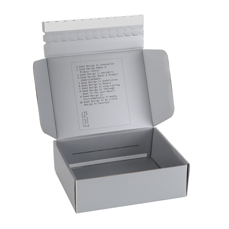 Cutie cadou cu fermoar argintiu-gri pentru haine și lenjerie, ambalaj rigid din carton ondulat, dimensiuni 200x130x65 mm, 250x200x120 mm, 240x200x80 mm, 180x195x80 mm.
