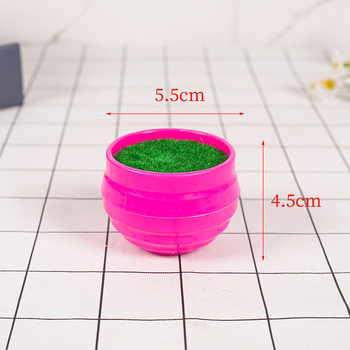 Plantă verde artificială într-un ghiveci mic, decor de birou, ghiveci din plastic