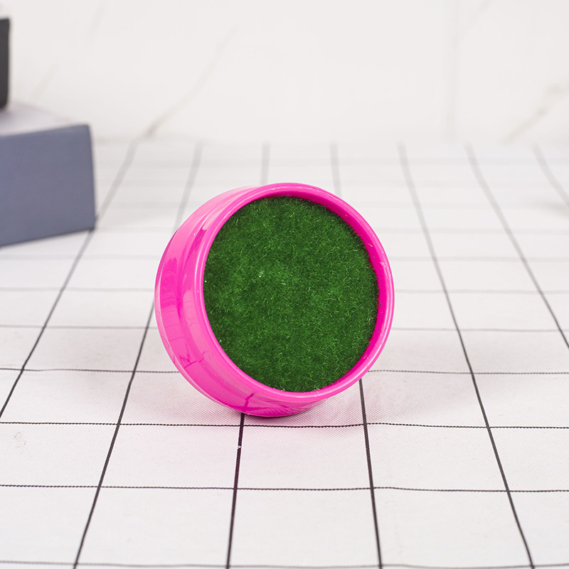 Plantă verde artificială într-un ghiveci mic, decor de birou, ghiveci din plastic