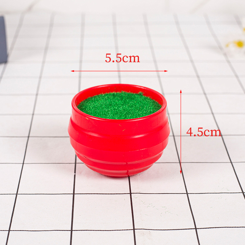 Plantă verde artificială într-un ghiveci mic, decor de birou, ghiveci din plastic