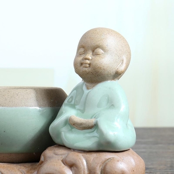 Vază Zen ceramică pentru suculente, cu perforații, lucrată manual, cu Buddha Maitreya și un mic călugăr