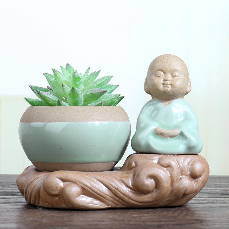 Vază Zen ceramică pentru suculente, cu perforații, lucrată manual, cu Buddha Maitreya și un mic călugăr