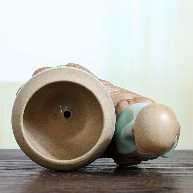 Vază Zen ceramică pentru suculente, cu perforații, lucrată manual, cu Buddha Maitreya și un mic călugăr
