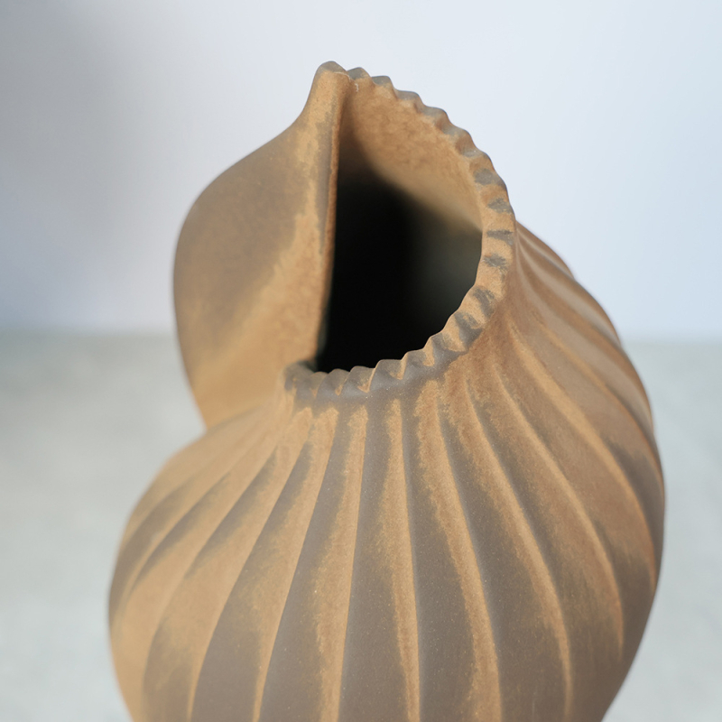 Vază ceramică rustică, vintage, design de designer, decor pentru hol, aranjament creativ cu flori uscate, vas decorativ cu motiv scoică