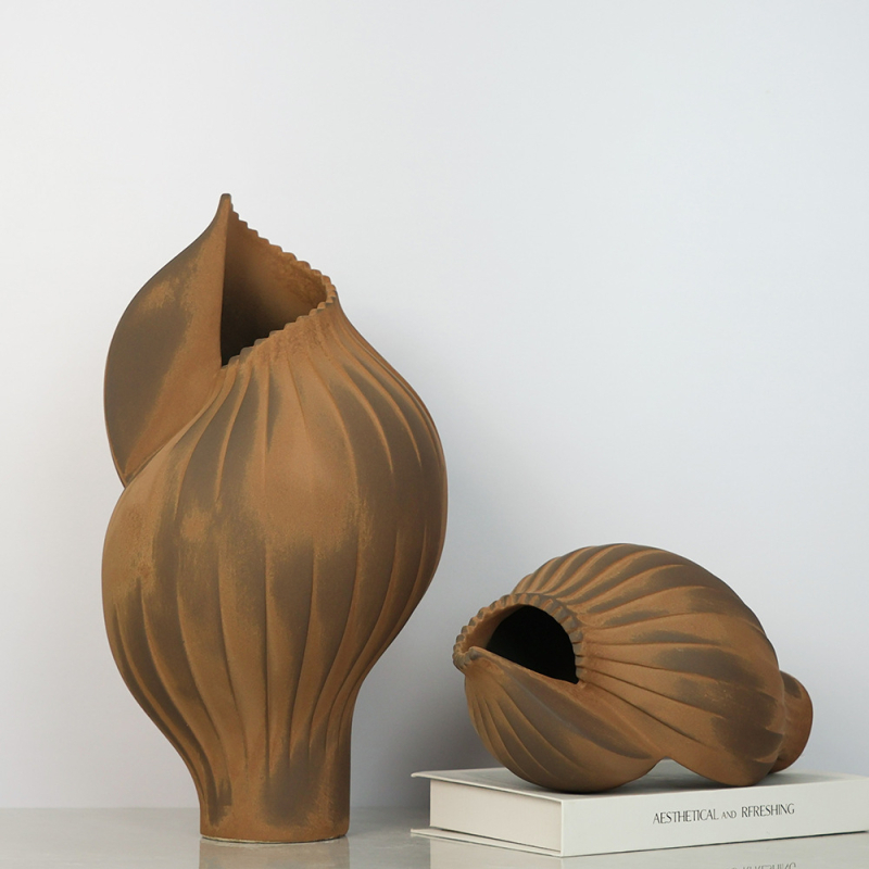 Vază ceramică rustică, vintage, design de designer, decor pentru hol, aranjament creativ cu flori uscate, vas decorativ cu motiv scoică