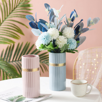 Vază ceramică cu margine aurie și autocolant decorativ pentru living, masă de dining și comodă TV